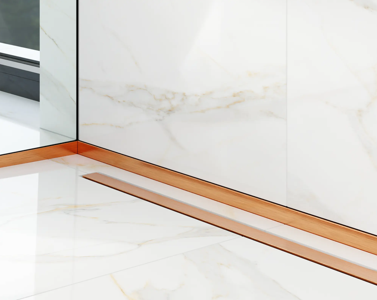 Lineare Duschrinne und passendes Wandprofil in Kupfer-Optik auf Fliesen in Marmor-Optik im Badezimmer.