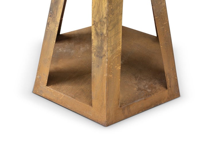 Quadratischer Sockel fuer eine Pflanzsaeule aus Metall mit strukturierter Oberflaeche