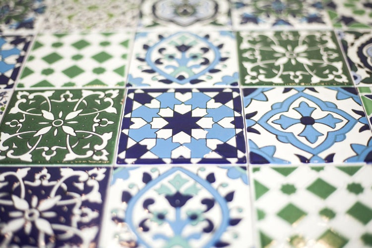 Nahaufnahme von Wandfliesen mit Mustern