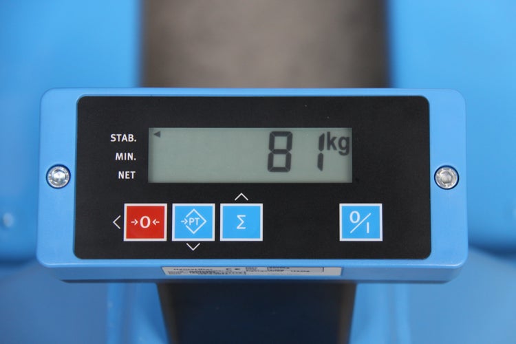 Anzeige einer Waage mit der Angabe 81 Kilogramm