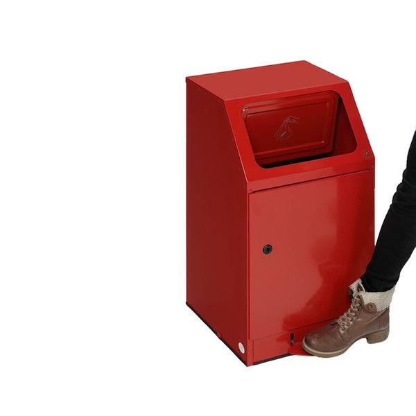 Roter Paketkasten aus Metall mit Fußpedal zur berührungslosen Öffnung der Einwurfklappe.