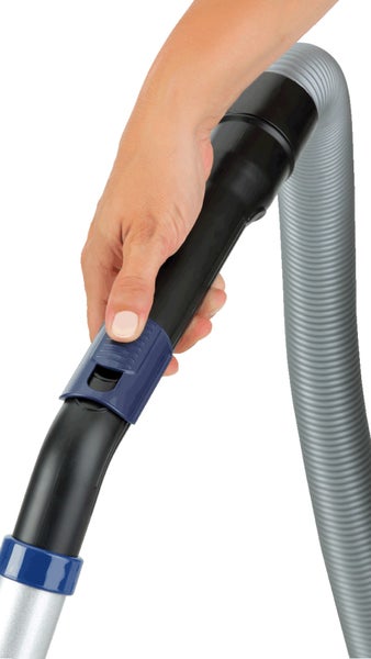 Hand am Staubsaugergriff mit Schieberegler zur manuellen Saugkraftregulierung.