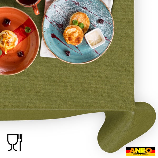 Strukturierte olivegrüne Tischdecke in Stoffoptik mit Tellern. ANRO Deutsche Manufaktur Logo. Lebensmittelecht.