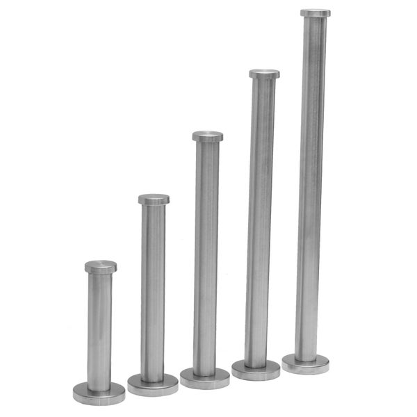 Sechs zylindrische Abstandshalter aus Edelstahl in verschiedenen Höhen mit rundem Fuß und Kopf.