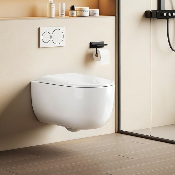 Modernes Badezimmer mit wandhängendem WC inklusive Deckel, einer Betätigungsplatte mit zwei Spülknöpfen und einem Toilettenpapierhalter.