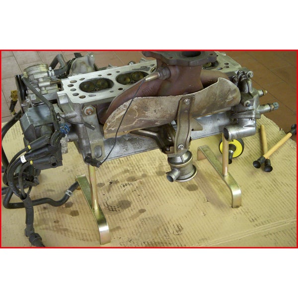 Motorblock auf Motorständer mit Bohrmaschine