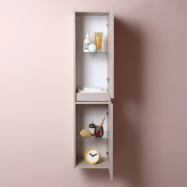 Offener Badschrank mit Regalböden zur Aufbewahrung von Badartikeln