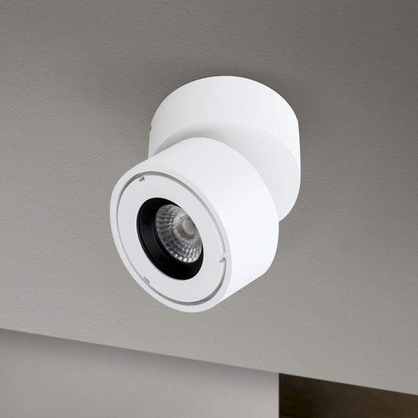 Aufbaustrahler weiß, zylindrisch, schwenkbarer LED-Spot für die Deckenmontage.