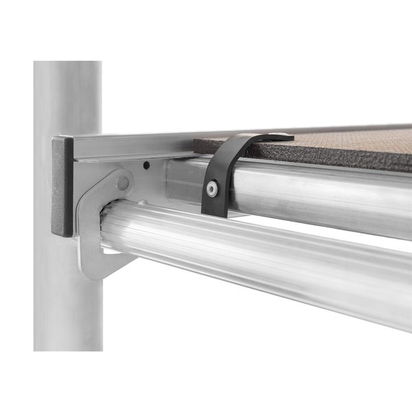 Detailansicht eines Gerüstbauteils mit Plattformbefestigung