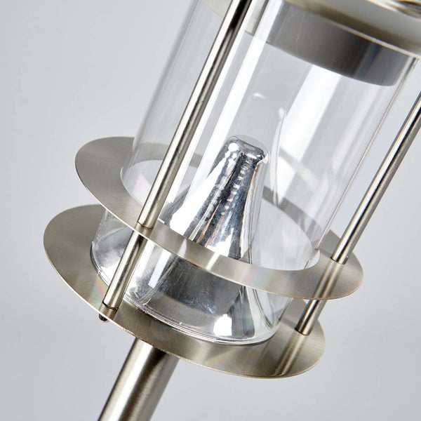 Gartenansicht mit Solarleuchte aus Metall und Glas