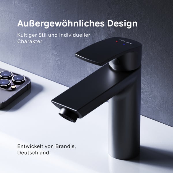 Schwarze Waschtischarmatur vor grauem Hintergrund