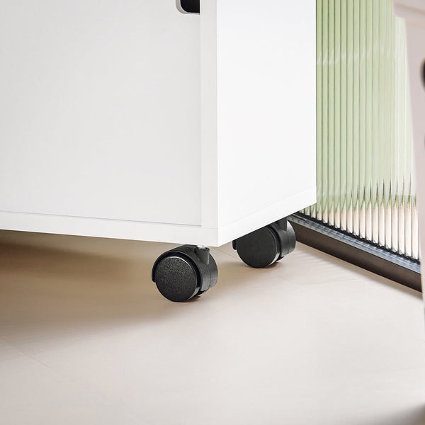 Detailaufnahme von schwarzen Rollen unter einem weißen Büroschrank