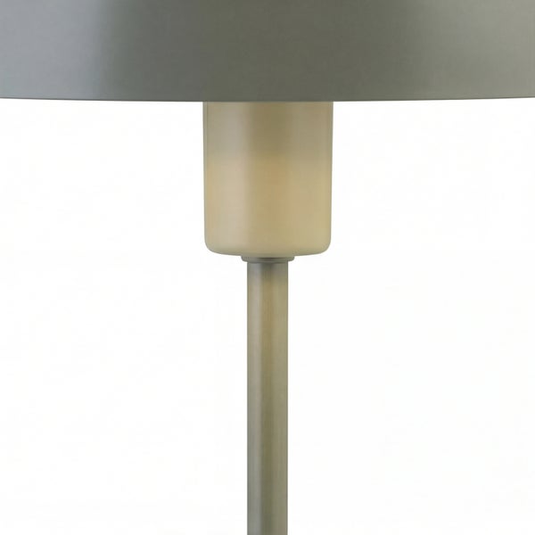 Detail einer Stehlampe mit Lampenschirm und Lampenfuß