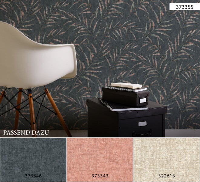 Zimmeransicht mit dunkelgrauer Tapete mit Palmenblattmuster und dazu passenden Farbmustern