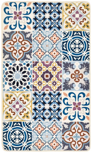 Rechteckiger Teppich mit buntem Patchwork-Muster im Stil historischer Fliesen.