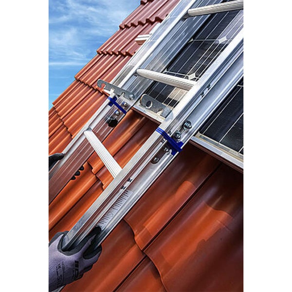 Dachleiter aus Aluminium für die Montage an Solaranlagen auf einem Ziegeldach.
