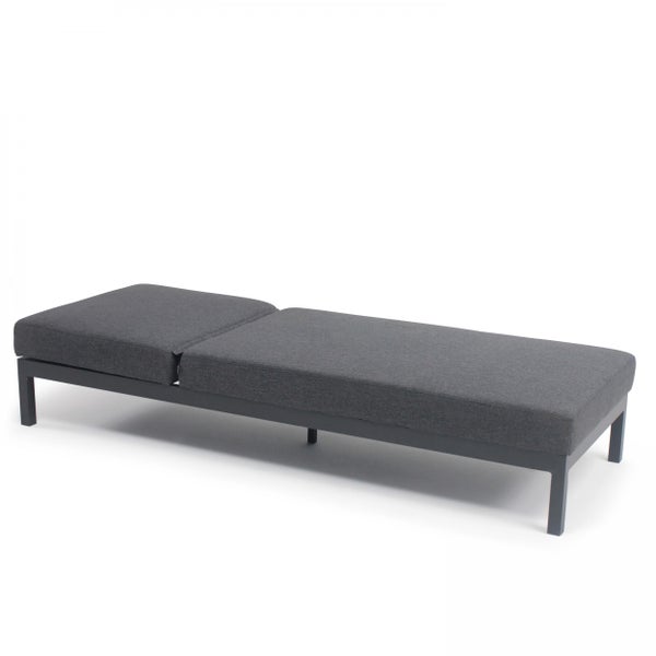 Moderne Gartenliege mit dunkelgrauem Metallgestell und dick gepolsterten dunkelgrauen Auflagen.