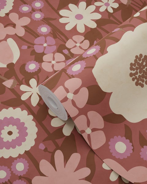 Vliestapete mit floralem Retromuster, leicht abgerollte Tapetenrolle für die Wandgestaltung.
