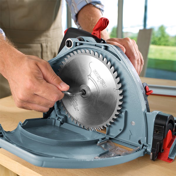 Technische Zeichnung mit Maßangaben für eine niedrige Gartenbank oder einen Loungetisch mit einer Länge von 110 Zentimeter.