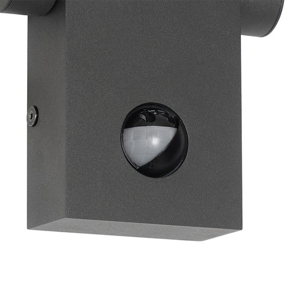 Detailansicht einer Außenleuchte mit integriertem Bewegungsmelder und Einstellreglern für die Helligkeitsschwelle und Leuchtdauer.