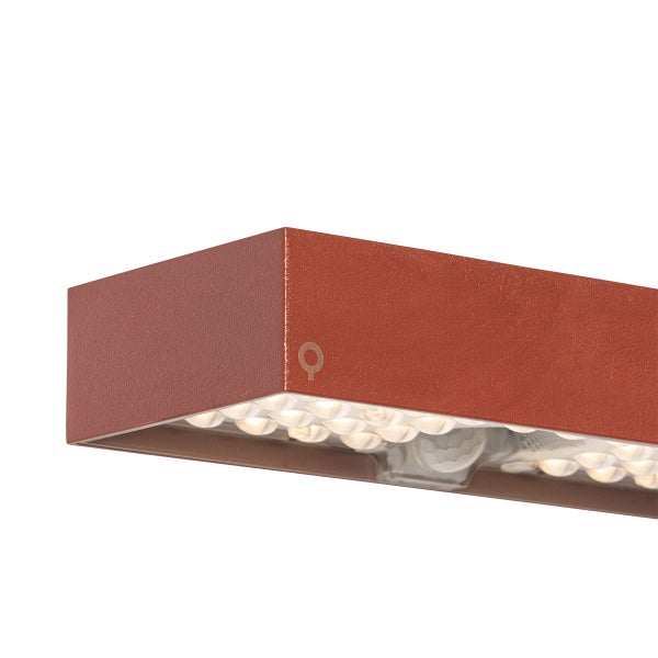 Nahaufnahme einer rechteckigen LED-Außenwandleuchte mit strukturierter rostbrauner Oberfläche und integriertem Bewegungsmelder.