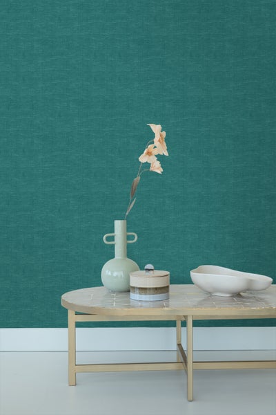 Textiltapete mit Tisch und Dekorationsgegenständen