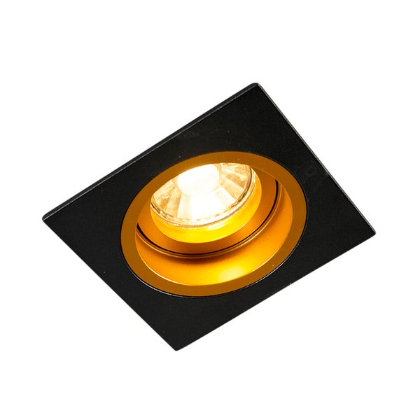 Schwarzer, quadratischer Einbaustrahler mit goldfarbenem, schwenkbarem Innenring und eingeschaltetem Leuchtmittel.