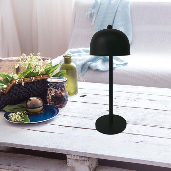 Dekorative Tischleuchte auf einem Tisch