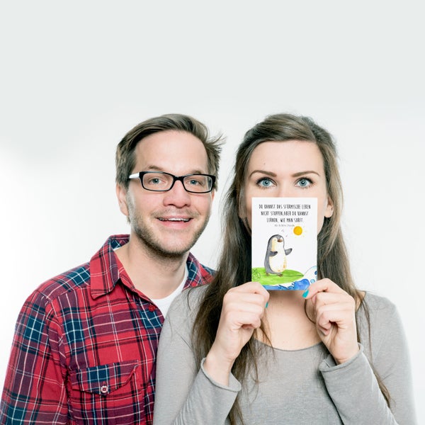 Mr. & Mrs. Panda Postkarte Pinguin Surfer - Weiß