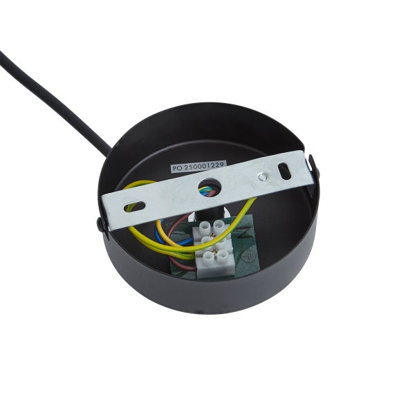 Detailansicht einer Deckenleuchte mit elektrischen Anschlüssen.