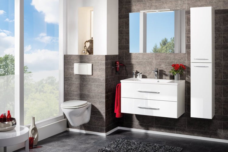 Modernes Badezimmer mit Waschbeckenunterschrank, Spiegelschrank, Hänge-WC und Hochschrank vor grauer Wand