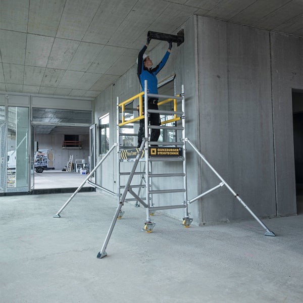 Günzburger Steigtechnik FlexxTower Ein-Personen-Fahrgerüst im Einsatz auf einer Baustelle für Montagearbeiten.