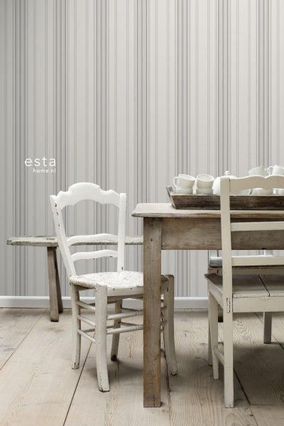 Esszimmer mit Esstisch, Stühlen und gestreifter Tapete