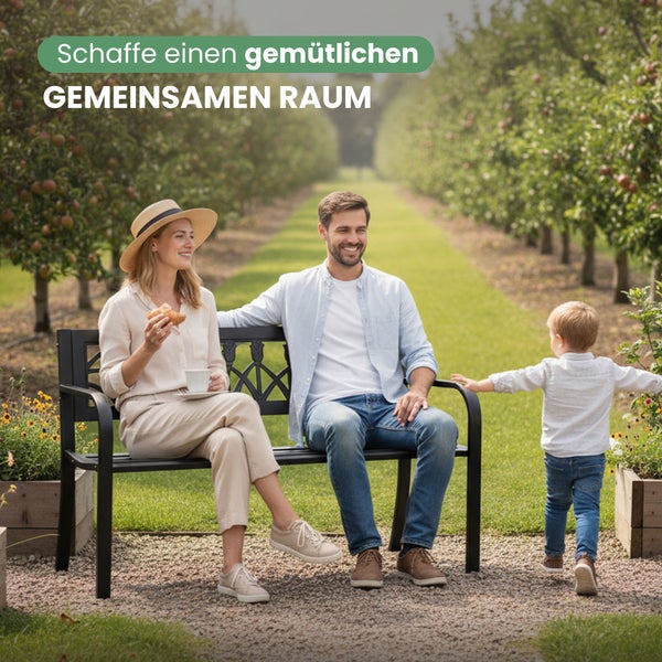 Schwarze Gartenbank aus Metall in einem hellen, weitläufigen Obstgarten mit einer Familie. Klassisches Design mit dekorativer Rückenlehne.