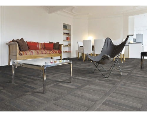 Wohnzimmer mit Sofa, Tisch, Stühlen und Bodenfliesen in Holzoptik