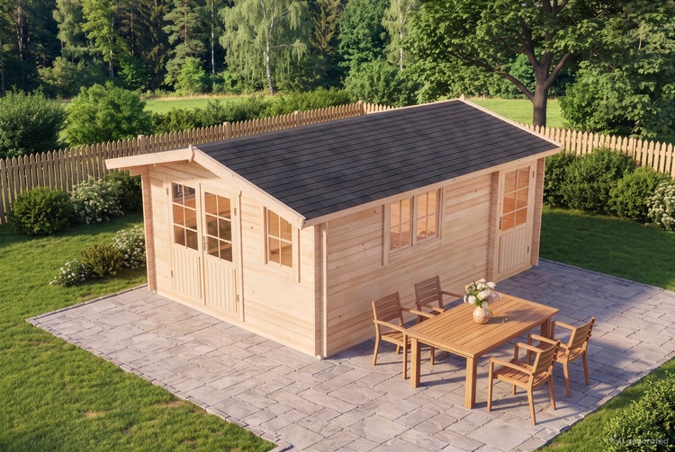 Holzgartenhaus mit Satteldach und Fenstern auf einer gepflasterten Terrasse mit Holzmöbeln in einem Garten mit Holzzaun.
