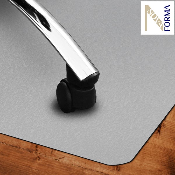 Bodenschutzmatte für Bürostühle auf einem Holzboden mit einem Bürostuhl und einer sitzenden Person. Nova Forma Logo.