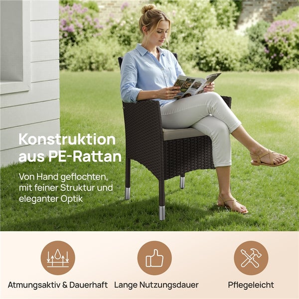 Handgeflochtener Gartenstuhl aus PE-Rattan mit einer sitzenden Person im Garten. Symbole für atmungsaktiv, langlebig und pflegeleicht.