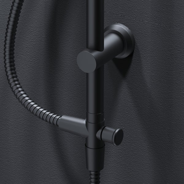 Detailaufnahme einer Duschstange mit Brauseschlauch