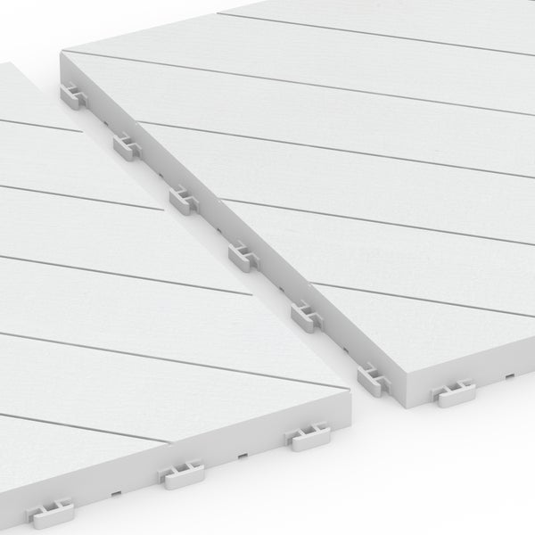 Weiße Bodenfliesen mit Klick-System und strukturierter Oberfläche mit parallelen Rillen.