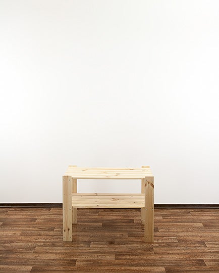Bank mit Holzsitzen und Metallgestell