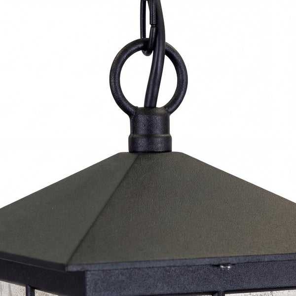 Detailaufnahme einer Hängeleuchte für den Außenbereich mit Kettenaufhängung