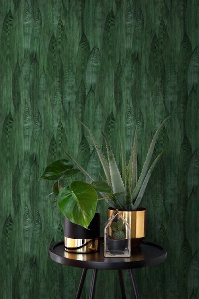 Grüne Tapete mit Blattmuster und Pflanzen auf einem Tisch