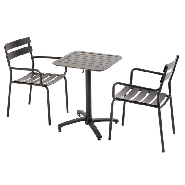 Balkonset bestehend aus einem quadratischen Tisch und zwei Stapelsesseln aus Metall mit Lattendesign.