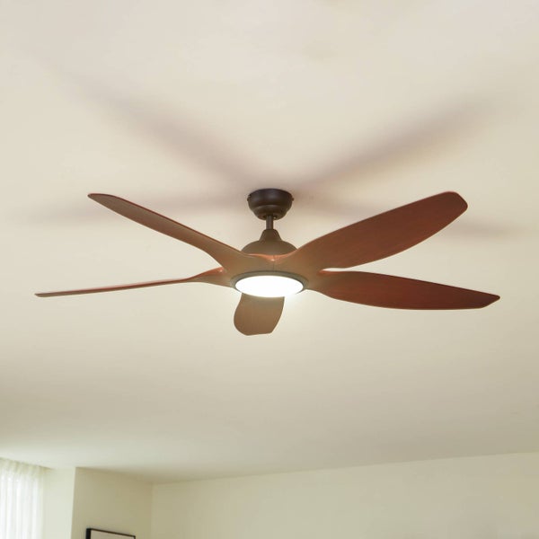 Deckenventilator mit fünf Flügeln in Holzoptik und integrierter LED-Leuchte.