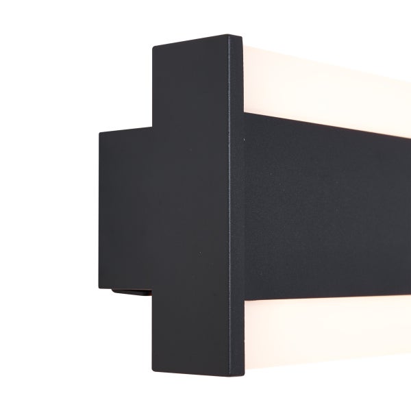 Moderne LED-Wandleuchte aus schwarzem Metall mit weißem Diffusor, Detailaufnahme der Wandbefestigung.