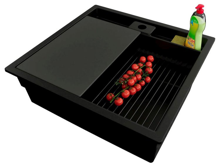 Schwarzes Spülbecken mit Schneidebrett, Abtropfgitter, Spülmittel und Tomaten