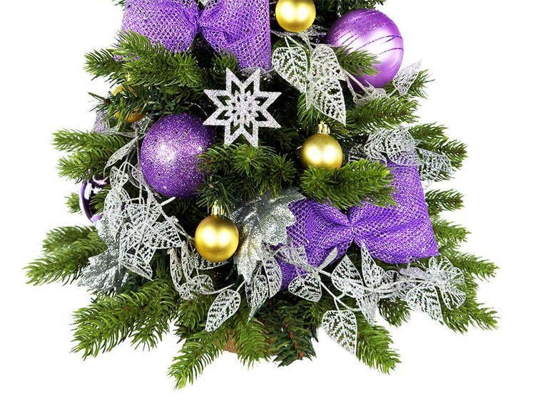 Künstlicher Weihnachtsbaum mit Schleifen, Weihnachtskugeln und Sternen dekoriert als festliche Tischdekoration.