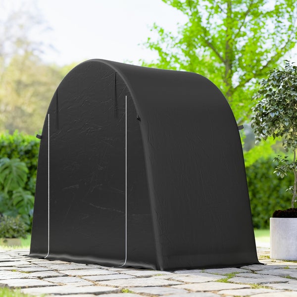 Schwarzes gewölbtes Lagerzelt für Fahrräder oder Gartengeräte auf einer Steinterrasse in einem hellen Garten.