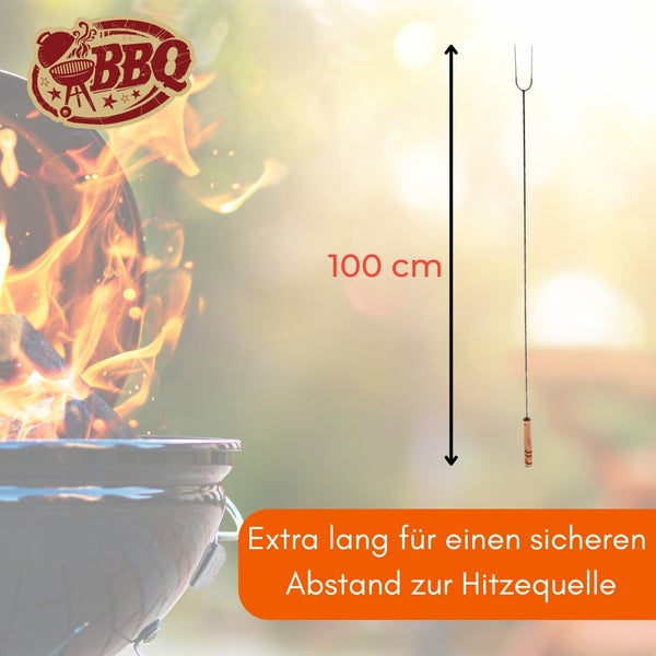 Grillgabel mit Holzgriff und einer Länge von 100 cm vor einem Grill.